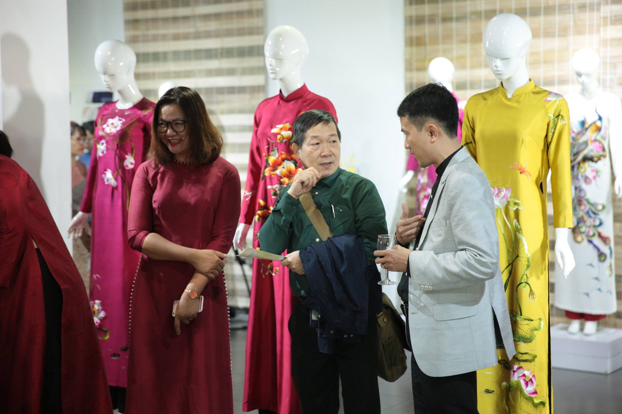 Áo dài Tuấn Sành và dấu ấn thêu tay trong trang phục APEC 2017 Áo dài Tuấn Sành và dấu ấn thêu tay trong trang phục APEC 2017
